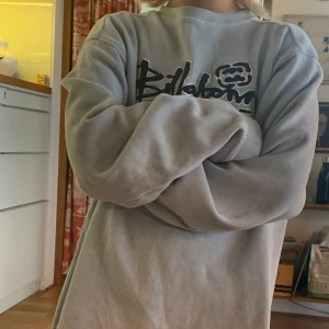 Billabong ljusblå sweatshirt - Fin second hand billabong sweatshirt som inte kommer till användning längre. Storlek S men skulle säga att det ligger mer åt M. Frakt 63kr