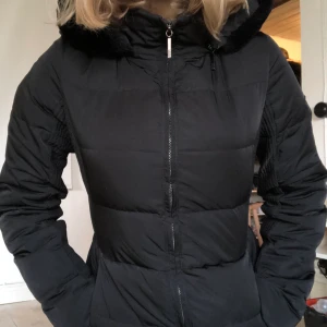 Dunjacka Armani - säljer min dunjacka från armani eftersom jag köpt en ny! superskön och varm med äkta dun,sparsamt använd och därav i mycket bra skick! storlek XS. nypris 3000kr! frakt tillkommer🥰 finns även lapp i jackan där det står att det är äkta dun, skriv för fler bilder.