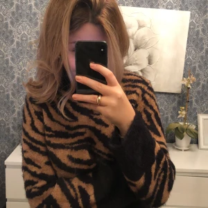 Leopard tröja - SUPERfin leopard tröja. Jag älskar den men den kommer tyvärr aldrig till användning. Superfin passform och skönt material. I nyskick