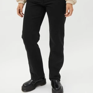 Weekday jeans Rowe - Nästan alltid slutsålda Svartgråa jeans i från weekday i modellen Rowe, L 32 w27 och sitter väldigt bra på mig som är 170. Nypris 500kr. Säljer för 240kr + ev frakt. Väldigt bra skick!✨