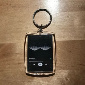 Nyckelring med låt! - Säljer dessa sjukt coola nyckelringar med låtar på. Bilden sitter även på baksidan, så det blir ingen ful baksida. Skicka låtens namn samt artist. 1 för 60kr inkl frakt, 2 för 110kr inkl frakt och 3 för 150kr inkl frakt. Säljer endast ett begränsat antal. Det är bara att skriva om du har mer frågor💕