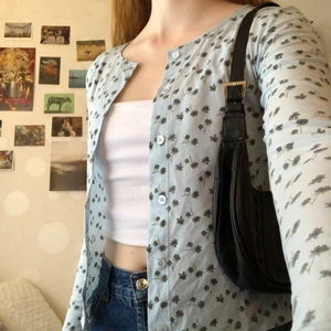 Söt kofta - Superfin ljusblå kofta i tunt tyg🤍 Säljer för att den är lite liten på mig som brukar ha S/M. Kan mötas i Göteborg, annars tillkommer frakt :)