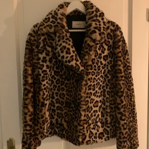 Leopard jacka från Stand - Säljer nu denna leopard jackan från STAND i storlek 36. Jackan är inte äkta päls för er som undrar och använd under fåtal gånger:) Kan både mötas upp i Göteborg eller skicka via post☺️