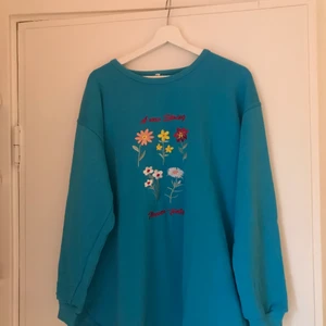 Tjocktröja  - Asnajs tjocktröja köpt på beyond för nått år sen:) olika blommor broderat på och texten ”A new spring, flower-field”. Storlek 50/52 så är oversized på mig med storlek S.🦋🦋🦋🦋