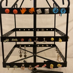 Massa örhängen - Jag säljer maaasssa örhängen för 10kr styck+12 för frakt oavsett hur många par du köper!! Alla rengörs innan dom skickas. Alla är i princip oanvända💕👛 önskas fler bilder fixar jag det!