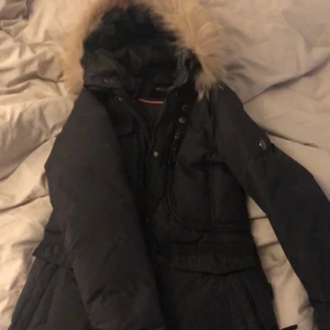 Hollies Livingo (använd fåtal ggr) - Jag säljer nu min Hollies jacka i modellen Livingo. Storlek 38 och med luva som är äkta päls. Den är varm och passar till allt, den har tyvärr fått två gråa fläckar på sig nu medans jag inte använt den, men ska försöka få bort dem! Annars sänker jag priset ytteligare. Röker inte