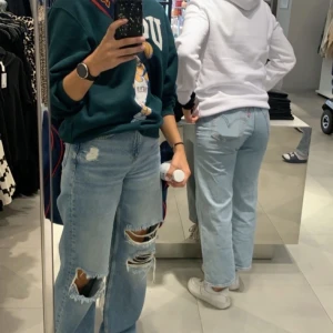 Jeans från Zara - Wide leg jeans från zara! Grymt fint skick! Används ej längre för att jag har fler liknande! Frakten betalar köpare