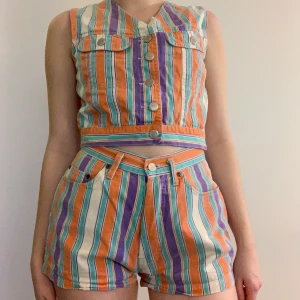 Vintage set  - Vintage set med shorts och väst med cutout-detalj. I tunnare jeanstyg. 