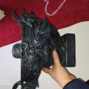 Stor drakskål med dödskallar! - Skit cool,går att använda till mkt. Den är rejäl och tung och HEL. Frakt tillkommer på 95:- spårbart. Upphämtning funkar också! 