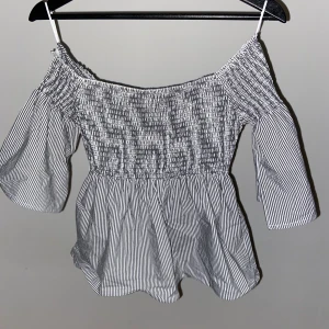 Off shoulder topp - Supergullig topp med smock, som dessutom är off shoulder, från Hollister. Använd enstaka gånger.