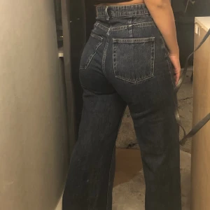 Sjuksnygga vida jeans! - Säljs pga kommer aldrig till användning! Jeansen är köpta på weekday för 500 och är i modellen ACE Ohio blue, de är i strl 27/32 vilket motsvarar ca S/M kan mötas upp i sthlm området eller skickas men då står köparen för frakten! 