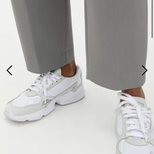 vita adidasskor - ett par adidas Falcon Trainers. Köpt för 999 och säljer för 250 kr . Slitna och har egna bilder om köparen är intresserad. 