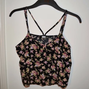  - Kortare linne från bikbok med blommigt mönster. Säljes på grund av för liten storlek, därför knappt använd.

Köparen står för frakten, hör av dig för mer bilder
