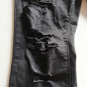 Snygga Asos ripped jeans i nyskick - Djur och rökfritt hem.Frakt tillkommer på 63:- spårbart. jag samfraktar gärna!