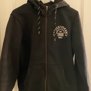 Peak Performance  - En peak performance kofta i svart. Den är i fint skick och knappt använd. Nypris: 900:-