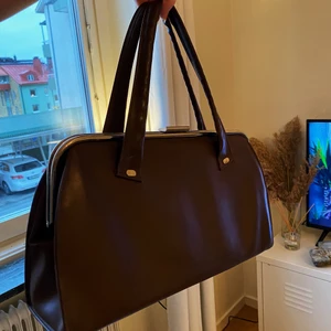 Väska - Fin väska köpt på secondhand i somras! Aldrig använd ❣️ Den är lite ljusare brun i verkligheten än på bild! köpare står för frakt.