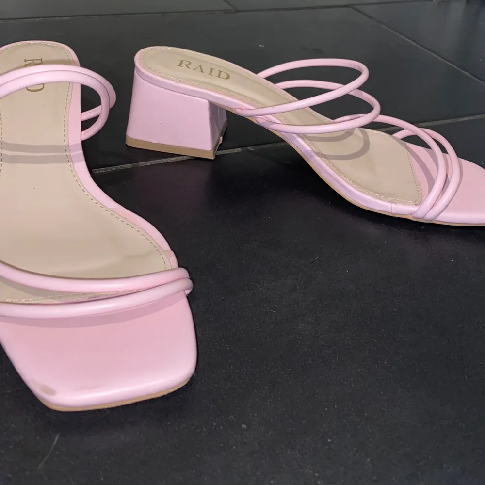 Jätte fina rosa skor/sandaler. Endast använda 1 gång pga för stora:( köparen står för frakten 😊. Skor.