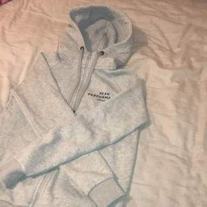 Peak performance original  - Som ny använd Max 3 gånger säljer pga att den inte kommer till användning för mig i vardagen  (frakten har jag inte kollat upp så skriver bara en siffra just nu)
