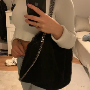 Stella McCartny väska - En supersnygg och rymlig väska från Stella McCartney. Säljer pga att den inte används. Extra väskband & liten plånbok/väska medföljes. BUDA!🦋🦋 Dustbag ingår också 
