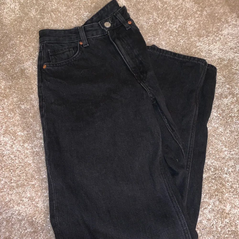 Säljer ett par monki jeans Taiki black . Pågrund av att dom inte satt  så bra på mig. Jag har tvättat dom en gång när dom komma men har ej andvänt dom. Jag köpte dom för 400 kr och säljer dom för 250+ frakt priset går och förhandla. . Jeans & Byxor.