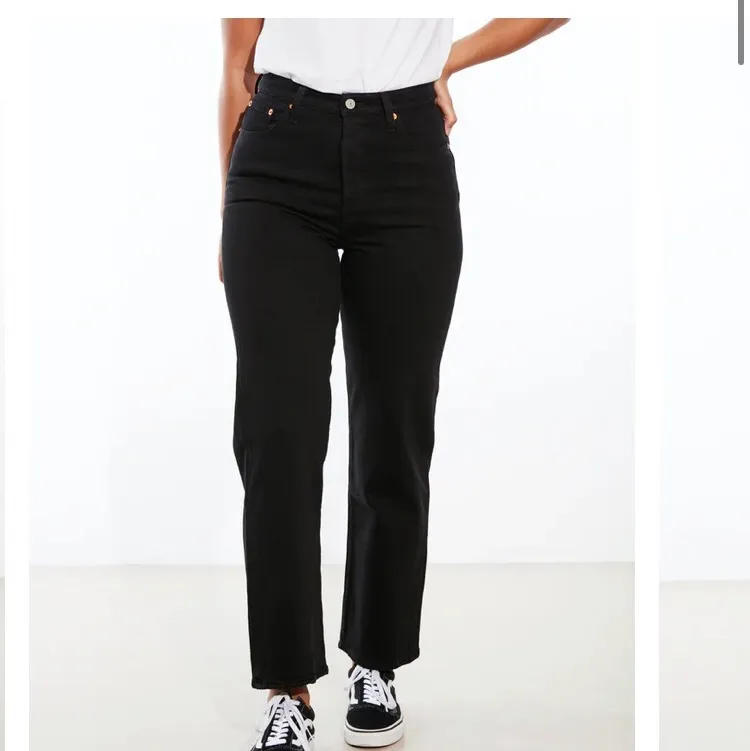 Svarta Levis ribcage jeans, inte mycket använda. Säljer för att de är lite för ”lösa”💕 Men BYTER helst Till en 26🙏🏼💗. Jeans & Byxor.