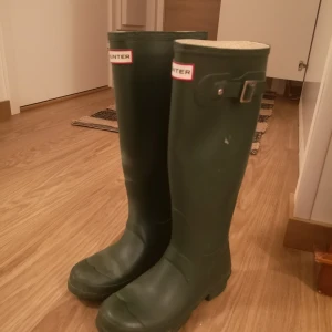 Mörkgröna Hunter gummistövlar strl 36 - Mörkgröna hunters strl 36. Köpta second hand för 300 kr säljer för 175 kr