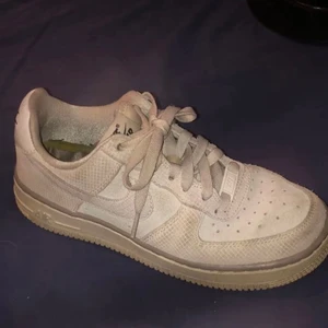 Airforce1 skor 3/5 skick  - Trendiga skor som passar till ALLT! Vitbeiga med ormskinnimmitation på den stora loggan! Tvättas självklart inann du får de! Storlek 35,5