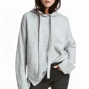 Stickad hoodie  - Grå stickad hoodie från Hm, liknar den på bilden men ej samma