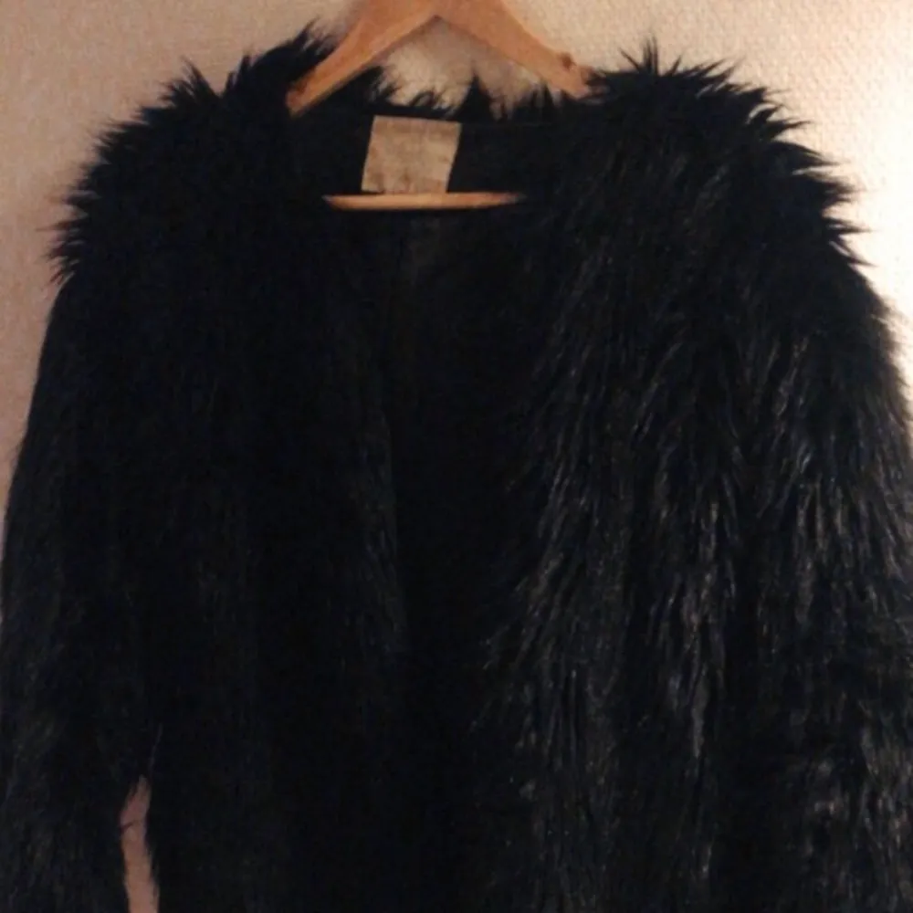 Fluffig och fin faux fur jacka från Chiquelle. Måttligt använd men i väldigt fint skick.. Jackor.
