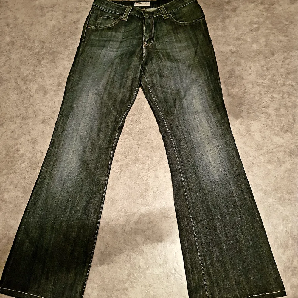 Snygga låga jeans från Leei stl.29/31 enligt bilderna och i fint skick. Mjuka och med stretch. Mörkblå.  #90-tal #2000-tal #Lee #grunge. Jeans & Byxor.