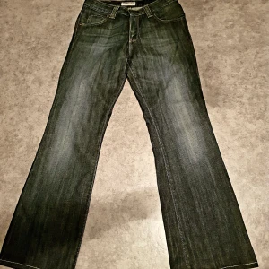 Lee stretchjeans stl.W.29 L.31 - Snygga låga jeans från Leei stl.29/31 enligt bilderna och i fint skick. Mjuka och med stretch. Mörkblå.  #90-tal #2000-tal #Lee #grunge