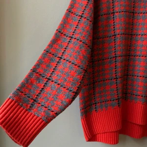 Arket lammull - ARKET ulltröja. Finare kofta får du leta efter. Oversize medium,  mycket gott skick! Lammull och akryl, mjuk som fan!  Ligger på tradera med bud 395, gå in och kika där :) sök på ARKET Oversize kofta lammull medium