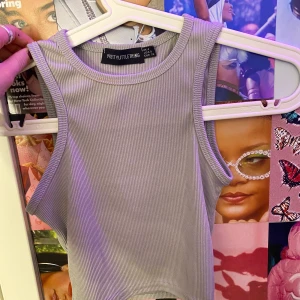 Tanktopp - Jättefin grå tanktopp från plt