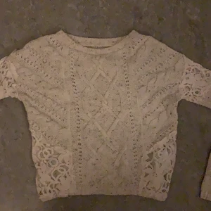 Stickad tröja med spets - Säljer min fina hollister tröja då jag tröttnat på den. Använd ca 5ggr och passar till allt. Kostade ca 500kr men säljer för 100kr + frakt. Storlek s men passar även xs 