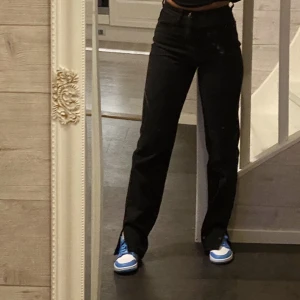 JEANS MED SLITS - Strl: 34/XS Typ helt nya, har endast testat. Säljer pga. jag har köpt fel storlek, har annars strl S i kläder. Prislappen är inte kvar tyvärr. Är ca. 165 cm lång men passar för de som är lite längre också! 🤍