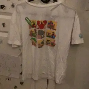 H&M t-shirt, söt, gullig, fin, rolig, färgglada, svampbob, köpt för 150kr! Köparen står för frakt.