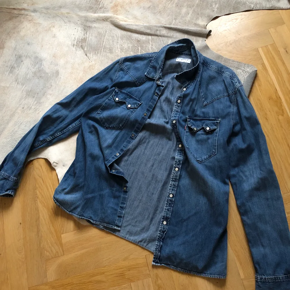 Storlek XL, vintage jeansskjorta från Levi’s. Skjortor.