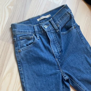 Levis Mile High Superskinny - Blåa, nästintill oanvända ”levis mile high superskinny” i storlek 23/30. Frakt på 59 tillkommer.