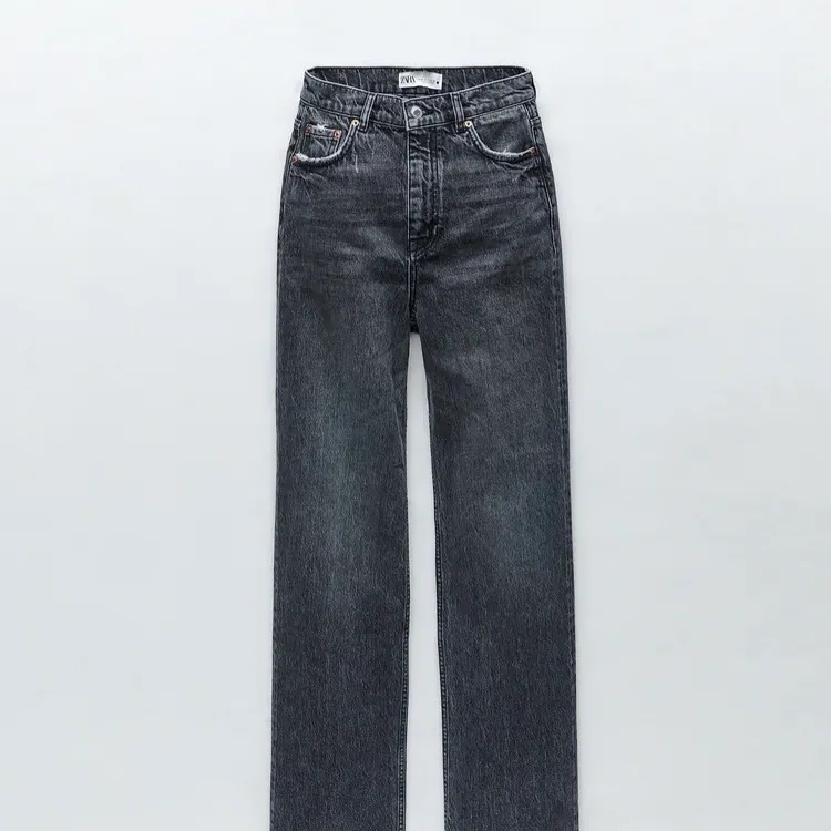 Säljer mina par snygga zara 90’s jeans full length! Köpare står för frakt!❤️ I bra skick, använda typ 7 ggr!. Jeans & Byxor.