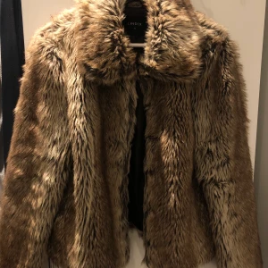 Pälsjacka, storlek M  - Säljer min pälsjacka i stl M från Lindex. Inköpt för ca 5 år sen och är använd och väldigt fin o skön.   Knäpps med hyskor och två sidofickor. Varm pälsjacka som du lätt får plats med en hoodie under om man vill.  