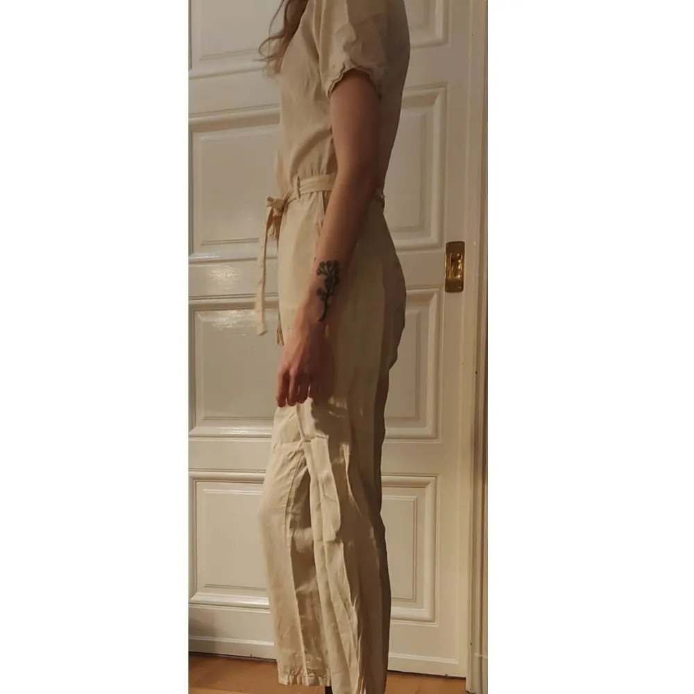 En beige byxdress som passar att ha helatiden!! Jätte bekvämt material och enkel att ta på. Använder den sällan nuförtiden så tycker den förtjänar en annan användare, den är felfri med inga fläckar eller hål. Hör av er vid frågor eller intresse! . Övrigt.