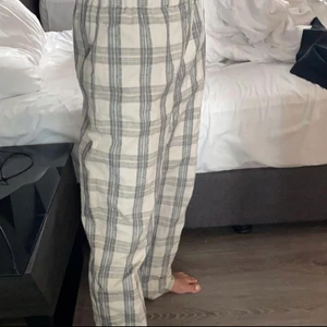 Zara byxor - Supersnygga byxor från zara i ett najs tjockt material, lite långa på mig som är ca 170!