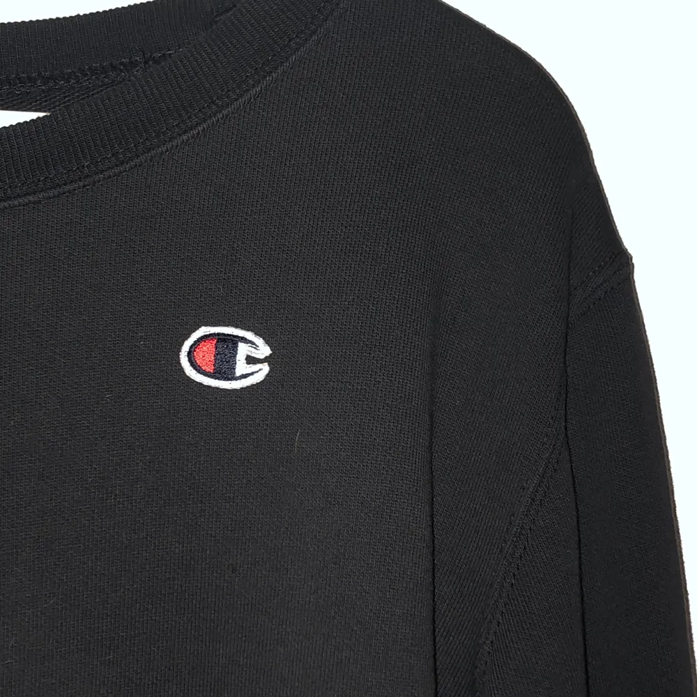 Säljer denna trendiga Champion sweatshirt i svart, storlek M men passar även XXS-S för en mer oversized look. Den har lite kortare armar. Kontakta vid intresse!💞frakt tillkommer. Tröjor & Koftor.