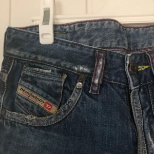 diesel jeans - SÅ SNYGGA utsvängda dieseljeans från sellpy i för liten storlek så måste tyvärr sälja vidare😢 röda och gula sömmar❤️💛 mid/low-waist📏. fabriksslitningar👖. strl w26, men ingen stretch så skulle säga att de passar även w25. DM för bilder hur de sitter på💖💖