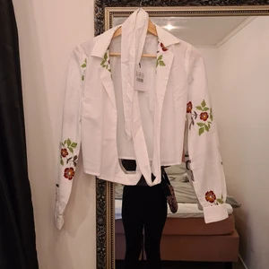 Snygg omlott blus/top med broderier - Stl 36 ny som ses på bilden.