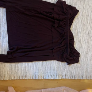 Vin röd tröja  - Vinröd tröja i s men passar xs