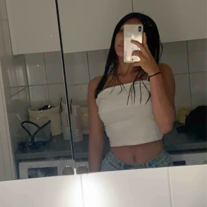  - säljer detta fina vita linne för 60 kr sitter tajt på mig och ett väldigt bekvämt linne!!