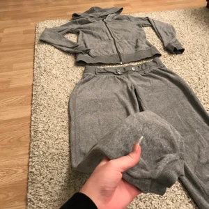 Cubus set - Grå sammet set från Cubus, byxor i storlek S och tröja i storlek XS. Det finns ett hål i en söm på insidan tröjärmen, dock skulle det vara enkelt att du igen. I övrigt är båda delarna i gott skick och skönt material (båda delar ingår i priset)💘 skriv för fler bilder/med info 🥰 