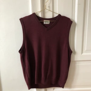 Stickad väst - Småstickad väst köpt second hand. Sitter oversized på mig som vanligtvis har S. Jättefin men kommer tyvärr inte till användning. Köpare står för frakt💐