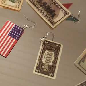 Örhängen - Amerikanska örhängen som jag gjort själv :D fett funky och såklart helt oanvända!! 31 kr per örhänge inkl frakt 🥰